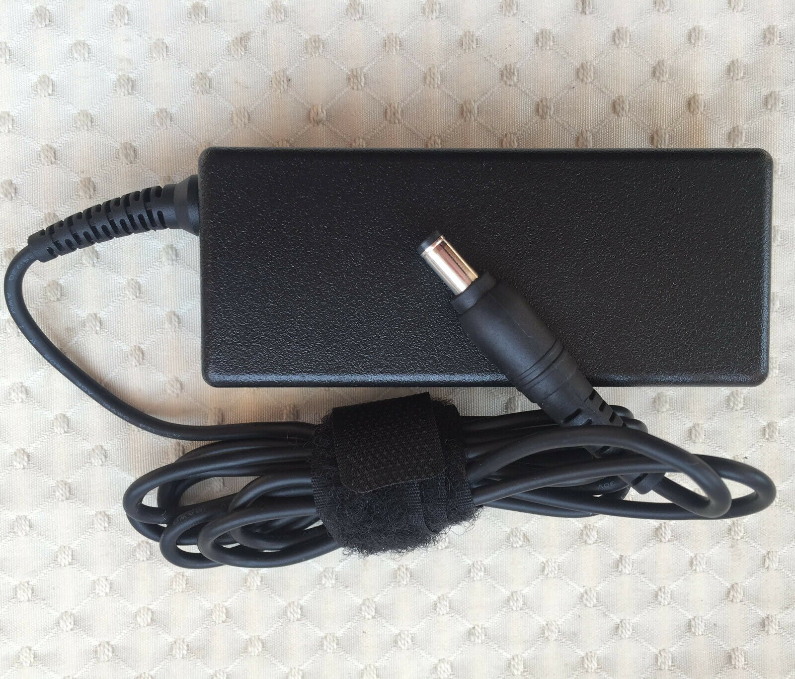 New Original Charger HP 65W AC/DC Adapter for HP 2310e 618532-001 ultra thin LCD monitor